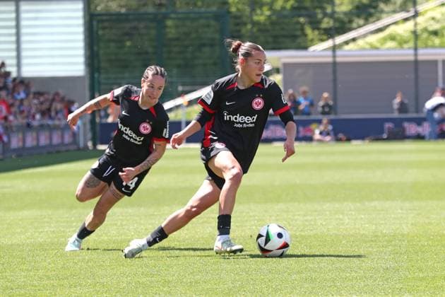 1 Bundesliga Women RB Leipzig vs SG Eintracht Frankfurt, 11 05 25 Carlotta Wamser 30, Eintracht Frankfurt on the ball, behind her Geraldine Reuteler 14, Eintracht Frankfurt Football, Google Pixel Women Bundesliga, Season 2024 2025, 22 Matchday RB Leipzig vs SG Eintracht Frankfurt on 11 05 25, RB Academy Cottaweg DFB REGULATIONS PROHIBIT ANY USE OF PHOTOGRAPHS AS IMAGE SEQUENCES AND OR QUASI VIDEO Copyright: xBEAUTIFULxSPORTS JanxKaeferx