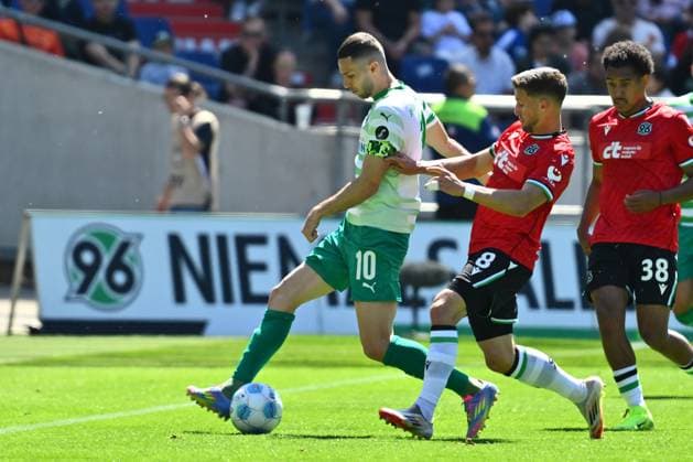 11 05 2025 Soccer Season 2024 2025 2 Soccer Bundesliga 33 Matchday Hannover 96 SpVgg Greuther Fürth Kleeblatt Sportfoto Zink xwoxzix DFL regulations prohibit any use of photographs as image sequences and or quasi video only for editorial use Branimir Hrgota 10, SpVgg Greuther Fürth Enzo Leopold 8, Hannover 96 H96