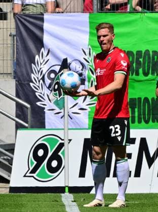 11 05 2025 Soccer Season 2024 2025 2 Soccer Bundesliga 33 Matchday Hannover 96 SpVgg Greuther Fürth Kleeblatt Sportfoto Zink MeZi xmexzix DFL regulations prohibit any use of photographs as image sequences and or quasi video only for editorial use Marcel Halstenberg 23, Hannover 96 H96