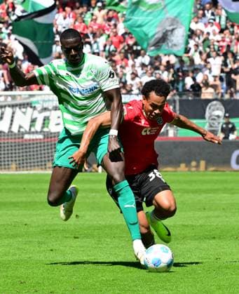 11 05 2025 Soccer Season 2024 2025 2 Soccer Bundesliga 33 Matchday Hannover 96 SpVgg Greuther Fürth Kleeblatt Sportfoto Zink MeZi xmexzix DFL regulations prohibit any use of photographs as image sequences and or quasi video only for editorial use Joshua Quarshie 15, SpVgg Greuther Fürth Monju Thaddäus Thaddaeus Momuluh 38, Hannover 96 H96, rechts