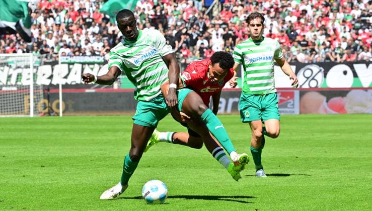 11 05 2025 Soccer Season 2024 2025 2 Soccer Bundesliga 33 Matchday Hannover 96 SpVgg Greuther Fürth Kleeblatt Sportfoto Zink MeZi xmexzix DFL regulations prohibit any use of photographs as image sequences and or quasi video only for editorial use Joshua Quarshie 15, SpVgg Greuther Fürth Monju Thaddäus Thaddaeus Momuluh 38, Hannover 96 H96, rechts