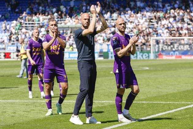 ZWOLLE, Mac3Park Stadium, 11-05-2025 , season 2024 2025 , Dutch Eredivisie. during the match PEC - Go Ahead Eagles, GA Eagles player Finn Stokkers GA Eagles trainer coach Paul Simonis GA Eagles player Gerrit Nauber thank the fans after the match PEC - Go Ahead Eagles  x29193656x Copyright: