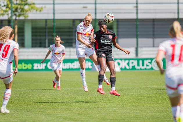 11 05 2025, xomx, Soccer Google Pixel Womens Bundesliga, RB Leipzig Eintracht Frankfurt v l Victoria Krug RasenBallsport Leipzig and Nicole Anyomi Eintracht Frankfurt in a duel with her head on the ball Header DFL DFB REGULATIONS PROHIBIT ANY USE OF PHOTOGRAPHS as IMAGE SEQUENCES and or QUASI VIDEO Leipzig