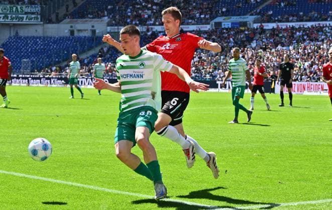 11 05 2025 Soccer Season 2024 2025 2 Soccer Bundesliga 33 Matchday Hannover 96 SpVgg Greuther Fürth Kleeblatt Sportfoto Zink xwoxzix DFL regulations prohibit any use of photographs as image sequences and or quasi video only for editorial use Daniel Kasper 40, SpVgg Greuther Fürth Fabian Kunze 6, Hannover 96 H96