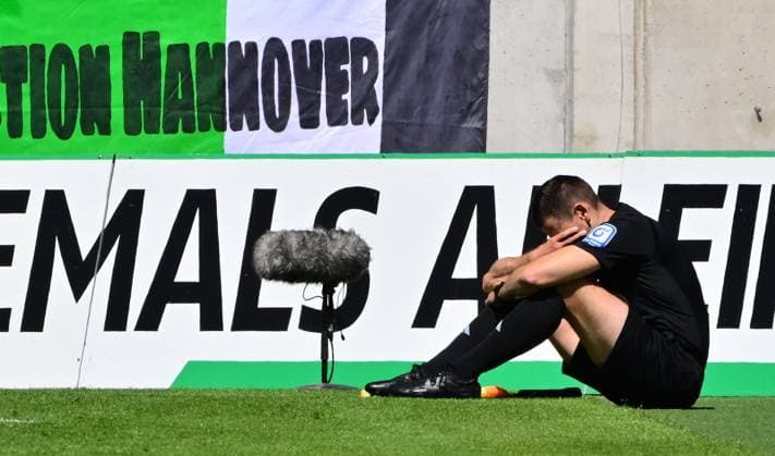 11 05 2025 Soccer Season 2024 2025 2 Soccer Bundesliga 33 Matchday Hannover 96 SpVgg Greuther Fürth Kleeblatt Sportfoto Zink MeZi xmexzix DFL regulations prohibit any use of photographs as image sequences and or quasi video only for editorial use Tobias Schultes linesman battered on the ground