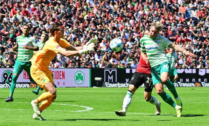 11 05 2025 Soccer Season 2024 2025 2 Soccer Bundesliga 33 Matchday Hannover 96 SpVgg Greuther Fürth Kleeblatt Sportfoto Zink MeZi xmexzix DFL regulations prohibit any use of photographs as image sequences and or quasi video only for editorial use Nahuel Noll 44, SpVgg Greuther Fürth Felix Klaus 30, SpVgg Greuther Fürth vor Sei Muroya 21, Hannover 96 H96