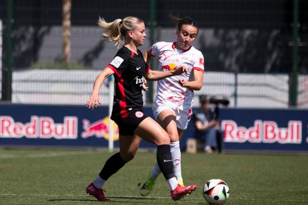 GER, Leipzig, Fußball, Google Pixel Frauen Bundesliga, 22 Spieltag, RB Leipzig vs Eintracht Frankfurt im Bild v l Nadine Riesen Eintracht Frankfurt 22 , Lara Marti RB Leipzig 30 , Zweikampf 11 05 2025, RB Leipzig Training Akademie Cottaweg Leipzig DFB REGULATIONS PROHIBIT ANY USE OF PHOTOGRAPHS AS IMAGE SEQUENCES AND OR QUASI VIDEO, Copyright: HMBxMedia PaulxFritz