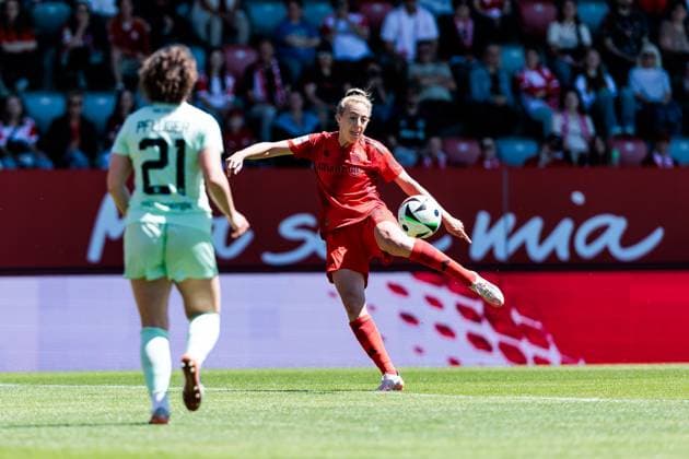 Google Pixel Womens Bundesliga, FC Bayern Munich SGS Essen 11 05 2025 Anja Pfluger SGS Essen, 21 , Carolin Simon FC Bayern Munich, 30 shoots Google Pixel Womens Bundesliga, FC Bayern Munich SGS Essen, Munich, FC Bayern Campus on 11 05 2025 Copyright: xBEAUTIFULxSPORTS Wunderlx