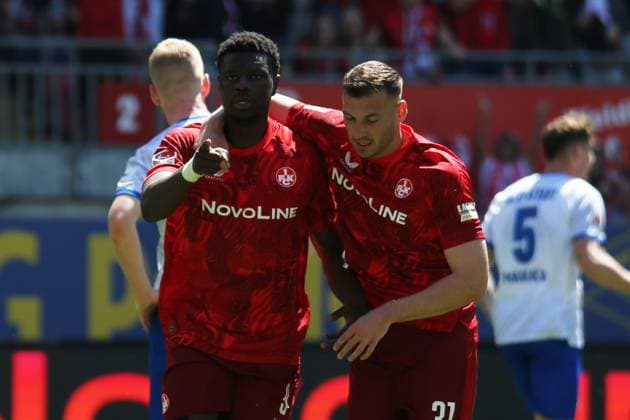 11 05 2025, xmohx, Fußball 2 Bundesliga, 1 FC Kaiserslautern SV Darmstadt 98 v l Torjubel nach dem Tor zum celebrating the goal celebrate 2 1 durch Ragnar Ache 1 FC Kaiserslautern DFL DFB REGULATIONS PROHIBIT ANY USE OF PHOTOGRAPHS as IMAGE SEQUENCES and or QUASI VIDEO Kaiserslautern
