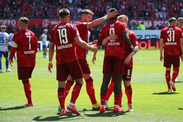 11 05 2025, xmohx, Fußball 2 Bundesliga, 1 FC Kaiserslautern SV Darmstadt 98 v l Torjubel nach dem Tor zum celebrating the goal celebrate 2 1 durch Ragnar Ache 1 FC Kaiserslautern DFL DFB REGULATIONS PROHIBIT ANY USE OF PHOTOGRAPHS as IMAGE SEQUENCES and or QUASI VIDEO Kaiserslautern