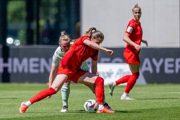Fight for the ball duel between Annalena Rieke SGS Essen, 17 and Sydney Lohmann FC Bayern Muenchen Frauen, 12 FC Bayern Muenchen Frauen vs SGS Essen 1968, Soccer, Google Pixel Women Bundesliga, 22 Matchday, Season 2024 2025, 11 05 2025 DFL DFB REGULATIONS PROHIBIT ANY USE OF PHOTOGRAPHS as IMAGE SEQUENCES and or QUASI VIDEO FC Bayern Muenchen Frauen vs SGS Essen 1968, Football, Google Pixel Frauen Bundesliga, 22 Spieltag, Saison 2024 2025, 11 05 2025 Muenchen Copyright: xEibner-Pressefoto HeikexFeinerx EP_HFR
