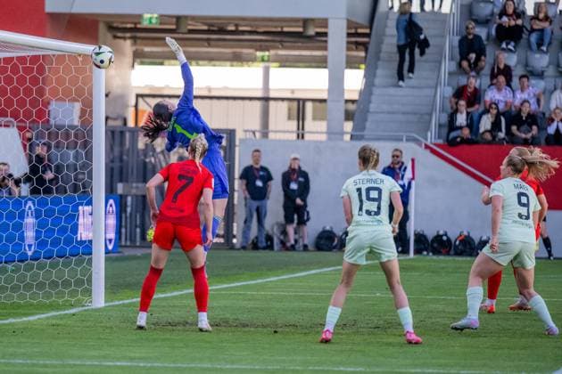 Here the crossbar saves the crossbar for Maria Luisa Mala Grohs goalkeeper, FC Bayern Muenchen Frauen, 1 vs Beke Sterner SGS Essen, 19 and Ramona Maier SGS Essen, 9 FC Bayern Muenchen Frauen vs SGS Essen 1968, Football, Google Pixel Frauen Bundesliga, 22 Matchday, Season 2024 2025, 11 05 2025 DFL DFB REGULATIONS PROHIBIT ANY USE OF PHOTOGRAPHS as IMAGE SEQUENCES and or QUASI VIDEO FC Bayern Muenchen Frauen vs SGS Essen 1968, Football, Google Pixel Frauen Bundesliga, 22 Matchday, Season 2024 2025, 11 05 2025 Muenchen Copyright: xEibner-Pressefoto HeikexFeinerx EP_HFR