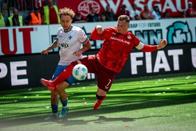 Zweikampf Marlon Ritter 1 FC Kaiserslautern, 7 , GER, 1 FC Kaiserslautern vs SV Darmstadt 98, Fussball 2 Bundesliga, 33 Spieltag, Saison 2024 2025, 11 05 2025 DFL DFB regulations prohibit any use of photographs as image sequences and or quasi video GER, 1 FC Kaiserslautern vs SV Darmstadt 98, Fussball 2 Bundesliga, 33 Spieltag, Saison 2024 2025, 11 05 2025, Kaiserslautern Copyright: xEibner-Pressefoto StefanxMayerx EP_SMR