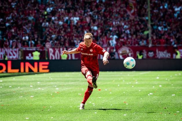 Cross Jean Zimmer 1 FC Kaiserslautern, 8 , GER, 1 FC Kaiserslautern vs SV Darmstadt 98, Soccer 2 Bundesliga, 33 Matchday, Season 2024 2025, 11 05 2025 DFL DFB regulations prohibit any use of photographs as image sequences and or quasi video GER, 1 FC Kaiserslautern vs SV Darmstadt 98, Soccer 2 Bundesliga, 33 Matchday, Season 2024 2025, 11 05 2025, Kaiserslautern Copyright: xEibner-Pressefoto StefanxMayerx EP_SMR