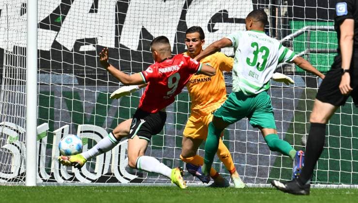 11 05 2025 Soccer Season 2024 2025 2 Soccer Bundesliga 33 Matchday Hannover 96 SpVgg Greuther Fürth Kleeblatt Sportfoto Zink xwoxzix DFL regulations prohibit any use of photographs as image sequences and or quasi video only for editorial use Nicolo Tresoldi 9, Hannover 96 H96 Nahuel Noll 44, SpVgg Greuther Fürth Maximilian Solomon Dietz 33, SpVgg Greuther Fürth Chance Torchance
