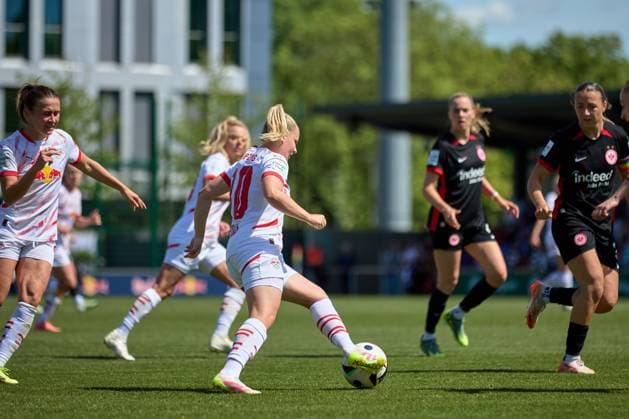 11 05 2025, GER, Womens Soccer, BL, 2024 2025, RB Leipzig Eintracht Frankfurt Vanessa Fudalla 10, RB Leipzig , free position, action, duel for ball Leipzig training center of the Red Bull Saxony Germany