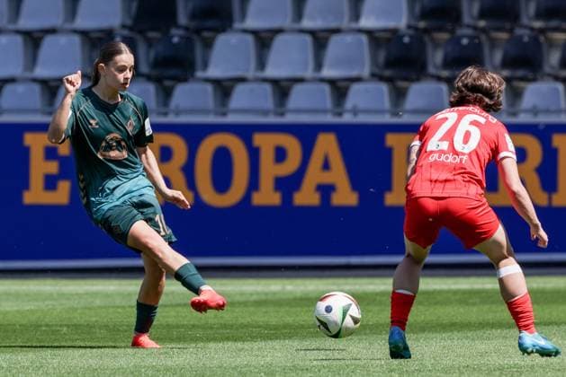 v li Tuana Mahmoud SV Werder Bremen, 10 on the ball, single image, full body, action, action, match scene, THE DFB GUIDELINES PROHIBIT ANY USE OF PHOTOGRAPHS AS IMAGE SEQUENCES AND OR QUASI VIDEO DFB REGULATIONS PROHIBIT ANY USE OF PHOTOGRAPHS AS IMAGE SEQUENCES AND OR QUASI VIDEO , 11 05 2025, Freiburg Germany , Soccer, Google Pixel Womens Bundesliga, SC Freiburg SV Werder Bremen xobx