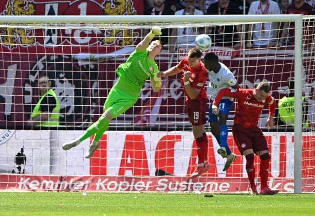 Soccer 2 Bundesliga Season 2024 25 1 FC Kaiserslautern 11 05 2025 Fritz Walter Stadion 1 FC Kaiserslautern fck SV Darmstadt 98 da V li fck01, Daniel HANSLIK 1 FC Kaiserslautern , Merveille PAPELA SV Darmstadt 98 and Marlon RITTER 1 FC Kaiserslautern 1 FC Kaiserslautern