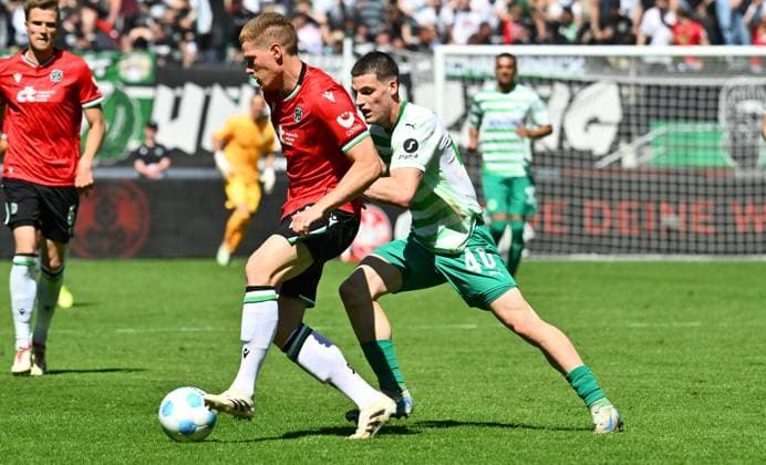 11 05 2025 Soccer Season 2024 2025 2 Soccer Bundesliga 33 Matchday Hannover 96 SpVgg Greuther Fürth Kleeblatt Sportfoto Zink xwoxzix DFL regulations prohibit any use of photographs as image sequences and or quasi video only for editorial use Marcel Halstenberg 23, Hannover 96 H96 Daniel Kasper 40, SpVgg Greuther Fürth