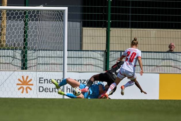 11 05 2025, GER, Womens soccer, BL, 2024 2025, RB Leipzig Eintracht Frankfurt Collision between Elvira Herzog 1, RB Leipzig and Nicole Anyomi 19, Eintracht Frankfurt Leipzig Training center of the Red Bull Saxony Germany