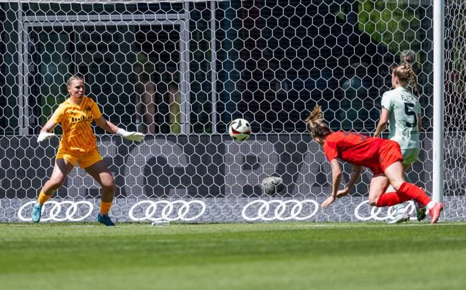 Lea Schueller FC Bayern Muenchen Frauen, 11 scores here the goal for 1 0 against Kim Sindermann Goalkeeper, SGS Essen, 31 and Paula Flach SGS Essen, 5 FC Bayern Muenchen Frauen vs SGS Essen 1968, Football, Google Pixel Frauen Bundesliga, 22 Matchday, Season 2024 2025, 11 05 2025 DFL DFB REGULATIONS PROHIBIT ANY USE OF PHOTOGRAPHS as IMAGE SEQUENCES and or QUASI VIDEO FC Bayern Muenchen Frauen vs SGS Essen 1968, Football, Google Pixel Frauen Bundesliga, 22 Matchday, Season 2024 2025, 11 05 2025 Muenchen Copyright: xEibner-Pressefoto HeikexFeinerx EP_HFR