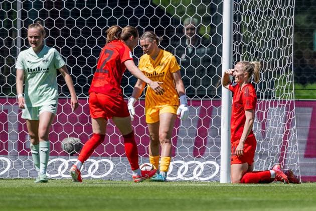 Sydney Lohmann FC Bayern Muenchen Frauen, 12 rushes up to celebrate with Lea Schueller FC Bayern Muenchen Frauen, 11 her goal for 1 0 against Kim Sindermann goalkeeper, SGS Essen, 31 FC Bayern Muenchen Frauen vs SGS Essen 1968, football, Google Pixel Frauen Bundesliga, 22 Spieltag, Saison 2024 2025, 11 05 2025 DFL DFB REGULATIONS PROHIBIT ANY USE OF PHOTOGRAPHS as IMAGE SEQUENCES and or QUASI VIDEO FC Bayern Muenchen Frauen vs SGS Essen 1968, Fußball, Google Pixel Frauen Bundesliga, 22 Spieltag, Saison 2024 2025, 11 05 2025 Muenchen Copyright: xEibner-Pressefoto HeikexFeinerx EP_HFR