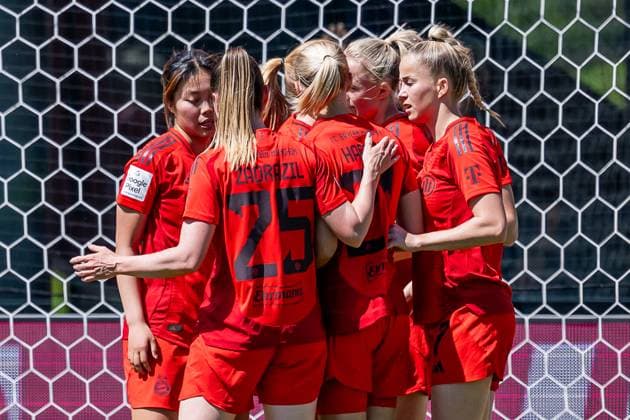 The Munich women cheer with Lea Schueller FC Bayern Muenchen Frauen, 11 whose goal for 1 0 FC Bayern Muenchen Frauen vs SGS Essen 1968, Football, Google Pixel Frauen Bundesliga, 22 Matchday, Season 2024 2025, 11 05 2025 DFL DFB REGULATIONS PROHIBIT ANY USE OF PHOTOGRAPHS as IMAGE SEQUENCES and or QUASI VIDEO FC Bayern Muenchen Frauen vs SGS Essen 1968, Football, Google Pixel Frauen Bundesliga, 22 Spieltag, Saison 2024 2025, 11 05 2025 Muenchen Copyright: xEibner-Pressefoto HeikexFeinerx EP_HFR
