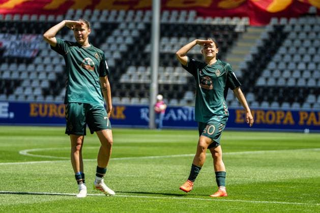 Google Pixel Womens Bundesliga SC Freiburg vs SV Werder Bremen, 11 05 2025 Goal celebration for 0 1 by Larissa Mühlhaus SV Werder Bremen 7 Celebration with Tuana Mahmoud SV Werder Bremen 10 Google Pixel Womens Bundesliga SC Freiburg vs SV Werder Bremen, Dreisamstadion, Sunday 11 05 2025 DFB DFL REGULATIONS PROHIBIT ANY USE OF PHOTOGRAPHS AS IMAGE SEQUENCES AND OR QUASI VIDEO Copyright: xBEAUTIFULxSPORTS Boscox