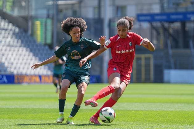 Amira Arfaoui SV Werder Bremen, 08 in duel with Cora Zicai SC Freiburg, 28 , Germany, Soccer, GooglePixel Womens Bundesliga, 22 Matchday, 2024 2025, SC Freiburg vs SV Werder Bremen, 11 05 2025, Dreisamstadion, Freiburg, Germany DFB REGULATIONS PROHIBIT ANY USE OF PHOTOGRAPHS AS IMAGE SEQUENCES AND OR QUASI VIDEO Freiburg Dreisamstadion Baden Wuerttemberg Germany Copyright: xArnexAmbergx
