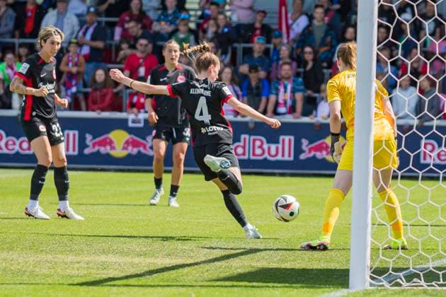 11 05 2025, xomx, Soccer Google Pixel Women Bundesliga, RB Leipzig Eintracht Frankfurt v l Sophia Kleinherne Eintracht Frankfurt klaert Stina Johannes Eintracht Frankfurt DFL DFB REGULATIONS PROHIBIT ANY USE OF PHOTOGRAPHS as IMAGE SEQUENCES and or QUASI VIDEO Leipzig