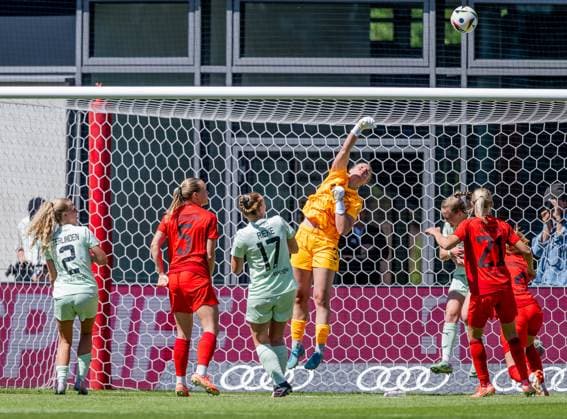Kim Sindermann Goalkeeper, SGS Essen, 31 prevents here a goal of Bayern FC Bayern Muenchen Frauen vs SGS Essen 1968, Football, Google Pixel Frauen Bundesliga, 22 Spieltag, Saison 2024 2025, 11 05 2025 DFL DFB REGULATIONS PROHIBIT ANY USE OF PHOTOGRAPHS as IMAGE SEQUENCES and or QUASI VIDEO FC Bayern Muenchen Frauen vs SGS Essen 1968, Football, Google Pixel Frauen Bundesliga, 22 Spieltag, Saison 2024 2025, 11 05 2025 Muenchen Copyright: xEibner-Pressefoto HeikexFeinerx EP_HFR