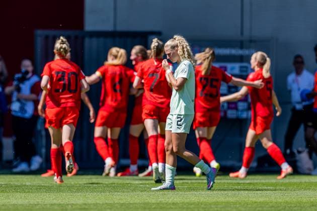 Julie Terlinden SGS Essen, 2 is served, while in the background the Munich women celebrate the goal to 2 0 FC Bayern Muenchen Frauen vs SGS Essen 1968, Soccer, Google Pixel Womens Bundesliga, 22 Matchday, Season 2024 2025, 11 05 2025 DFL DFB REGULATIONS PROHIBIT ANY USE OF PHOTOGRAPHS as IMAGE SEQUENCES and or QUASI VIDEO FC Bayern Muenchen Frauen vs SGS Essen 1968, Football, Google Pixel Frauen Bundesliga, 22 Spieltag, Saison 2024 2025, 11 05 2025 Muenchen Copyright: xEibner-Pressefoto HeikexFeinerx EP_HFR