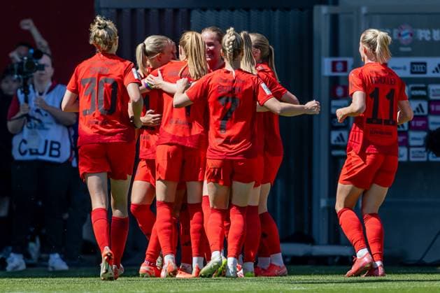 The Muench women cheer with Pernille Harder FC Bayern Muenchen Frauen, 21 their goal for 2 0 FC Bayern Muenchen Frauen vs SGS Essen 1968, Football, Google Pixel Frauen Bundesliga, 22 Matchday, Season 2024 2025, 11 05 2025 DFL DFB REGULATIONS PROHIBIT ANY USE OF PHOTOGRAPHS as IMAGE SEQUENCES and or QUASI VIDEO FC Bayern Muenchen Frauen vs SGS Essen 1968, Football, Google Pixel Frauen Bundesliga, 22 Spieltag, Saison 2024 2025, 11 05 2025 Muenchen Copyright: xEibner-Pressefoto HeikexFeinerx EP_HFR