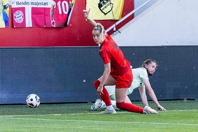 Fight for the ball duel between Alexander Straus head coach, FC Bayern Muenchen Frauen and Lilli Purtscheller SGS Essen, 7 on the sideline FC Bayern Muenchen Frauen vs SGS Essen 1968, Soccer, Google Pixel Frauen Bundesliga, 22 Matchday, Season 2024 2025, 11 05 2025 DFL DFB REGULATIONS PROHIBIT ANY USE OF PHOTOGRAPHS as IMAGE SEQUENCES and or QUASI VIDEO FC Bayern Muenchen Frauen vs SGS Essen 1968, Football, Google Pixel Frauen Bundesliga, 22 Matchday, Season 2024 2025, 11 05 2025 Muenchen Copyright: xEibner-Pressefoto HeikexFeinerx EP_HFR