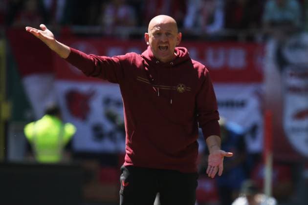 11 05 2025, xmohx, Soccer 2 Bundesliga, 1 FC Kaiserslautern SV Darmstadt 98 v l Coach Torsten Lieberknecht 1 FC Kaiserslautern gives instructions, gesticulates, gesticulate with arms gives instructions, gesticulate DFL DFB REGULATIONS PROHIBIT ANY USE OF PHOTOGRAPHS as IMAGE SEQUENCES and or QUASI VIDEO Kaiserslautern
