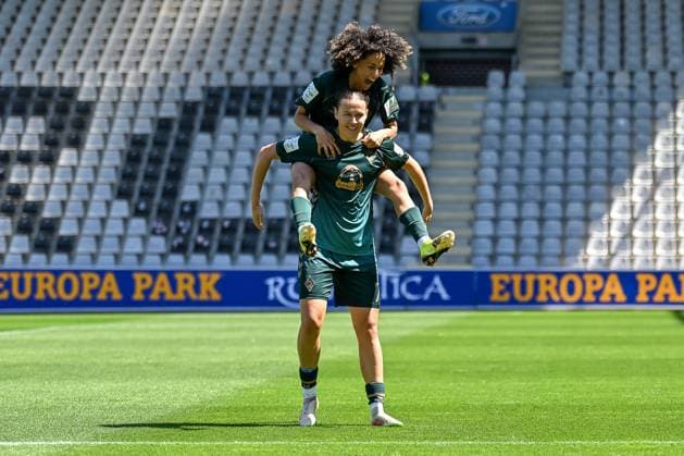 Amira Arfaoui SV Werder Bremen, 08 , Larissa Mühlhaus SV Werder Bremen, 07 cheer after the goal to 0 1 by Larissa Mühlhaus SV Werder Bremen, 07 GER, SC Freiburg SV Werder Bremen, Women Football, Google Pixel Women Bundesliga, 22 Matchday, Season 2024 2025, 11 05 2025 DFB REGULATIONS PROHIBIT ANY USE OF PHOTOGRAPHS AS IMAGE SEQUENCES AND OR QUASI VIDEO GER, SC Freiburg SV Werder Bremen, Women Football, Google Pixel Women Bundesliga, 22 Matchday, Season 2024 2025, 11 05 2025 Freiburg Copyright: xEibner-Pressefoto ThomasxHessx EP_THS