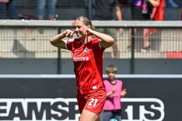 Cheering after the goal for 1 1 by Samantha Steuerwald SC Freiburg Women, 21 GER, SC Freiburg SV Werder Bremen, Women Football, Google Pixel Women Bundesliga, 22 Matchday, Season 2024 2025, 11 05 2025 DFB REGULATIONS PROHIBIT ANY USE OF PHOTOGRAPHS AS IMAGE SEQUENCES AND OR QUASI VIDEO GER, SC Freiburg SV Werder Bremen, Women Football, Google Pixel Women Bundesliga, 22 Matchday, Season 2024 2025, 11 05 2025 Freiburg Copyright: xEibner-Pressefoto ThomasxHessx EP_THS