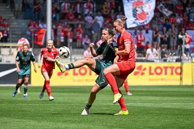 Larissa Muehlhaus SV Werder Bremen, 07 , Julia Stierli SC Freiburg Frauen, 05 im Duell um den Ball GER, SC Freiburg SV Werder Bremen, Frauen Fussball, Google Pixel Frauen Bundesliga, 22 Spieltag, Saison 2024 2025, 11 05 2025 DFB REGULATES PROHIBIT ANY USE OF PHOTOGRAPHS AS IMAGE SEQUENCES AND OR QUASI VIDEO GER, SC Freiburg SV Werder Bremen, Womens football, Google Pixel Womens Bundesliga, 22 Matchday, Season 2024 2025, 11 05 2025 Freiburg Copyright: xEibner-Pressefoto ThomasxHessx EP_THS