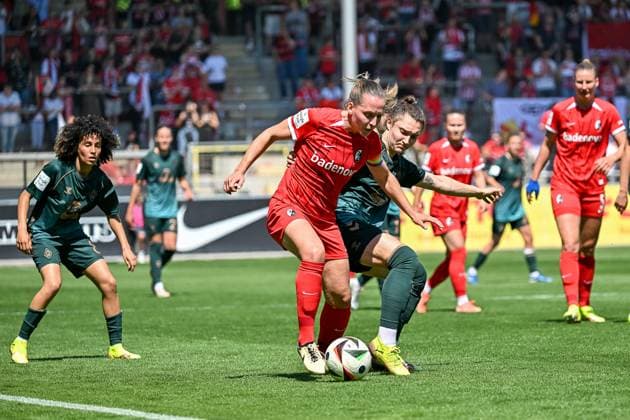 Lisa Karl SC Freiburg Frauen, 02 , Sophie Weidauer SV Werder Bremen, 09 im Duell GER, SC Freiburg SV Werder Bremen, Frauen Fussball, Google Pixel Frauen Bundesliga, 22 Spieltag, Saison 2024 2025, 11 05 2025 DFB REGULATIONS PROHIBIT ANY USE OF PHOTOGRAPHS AS IMAGE SEQUENCES AND OR QUASI VIDEO GER, SC Freiburg SV Werder Bremen, Frauen Fussball, Google Pixel Frauen Bundesliga, 22 Spieltag, Saison 2024 2025, 11 05 2025 Freiburg Copyright: xEibner-Pressefoto ThomasxHessx EP_THS