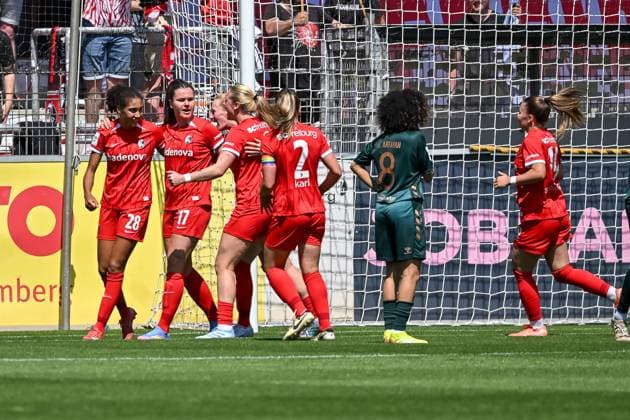 Cheering for the goal to 2 1 by Svenja Foelmli SC Freiburg Women, 17 GER, SC Freiburg SV Werder Bremen, Women Football, Google Pixel Women Bundesliga, 22 Matchday, Season 2024 2025, 11 05 2025 DFB REGULATIONS PROHIBIT ANY USE OF PHOTOGRAPHS AS IMAGE SEQUENCES AND OR QUASI VIDEO GER, SC Freiburg SV Werder Bremen, Women Football, Google Pixel Women Bundesliga, 22 Matchday, Season 2024 2025, 11 05 2025 Freiburg Copyright: xEibner-Pressefoto ThomasxHessx EP_THS