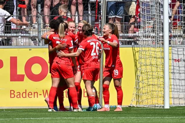 Cheering for the goal to 2 1 by Svenja Foelmli SC Freiburg Women, 17 GER, SC Freiburg SV Werder Bremen, Women Football, Google Pixel Women Bundesliga, 22 Matchday, Season 2024 2025, 11 05 2025 DFB REGULATIONS PROHIBIT ANY USE OF PHOTOGRAPHS AS IMAGE SEQUENCES AND OR QUASI VIDEO GER, SC Freiburg SV Werder Bremen, Women Football, Google Pixel Women Bundesliga, 22 Matchday, Season 2024 2025, 11 05 2025 Freiburg Copyright: xEibner-Pressefoto ThomasxHessx EP_THS