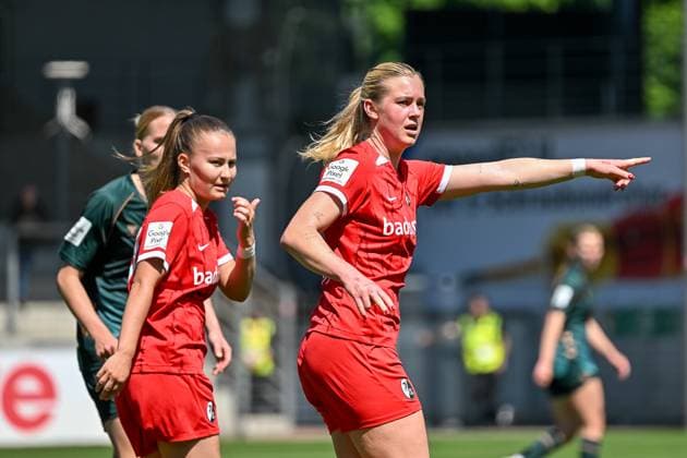 Annie Karich SC Freiburg Women, 06 with gestures, in the background Annabel Schasching SC Freiburg Women, 19 GER, SC Freiburg SV Werder Bremen, Women Football, Google Pixel Women Bundesliga, 22 Matchday, Season 2024 2025, 11 05 2025 DFB REGULATIONS PROHIBIT ANY USE OF PHOTOGRAPHS AS IMAGE SEQUENCES AND OR QUASI VIDEO GER, SC Freiburg SV Werder Bremen, Women Football, Google Pixel Women Bundesliga, 22 Matchday, Season 2024 2025, 11 05 2025 Freiburg Copyright: xEibner-Pressefoto ThomasxHessx EP_THS