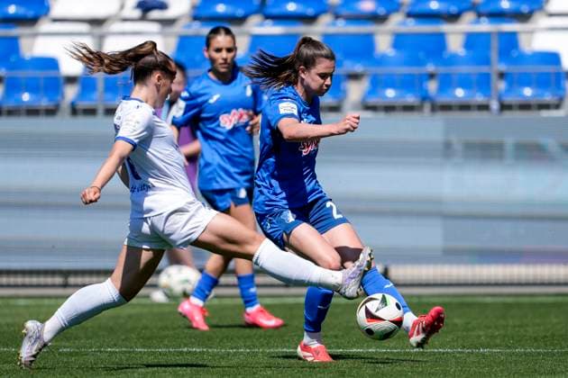 v li Felicia Sträßer Strässer, Jena, 8 , Chiara Hahn TSG, 23 , duel, duel scene, duel, tackle, tackling, dynamics, action, 11 05 2025, Sinsheim Hoffenheim Germany , Football, Google Pixel Women Bundesliga, TSG 1899 Hoffenheim FC Carl Zeiss Jena, DFB DFL REGULATIONS PROHIBIT ANY USE OF PHOTOGRAPHS AS IMAGE SEQUENCES AND OR QUASI VIDEO xozx