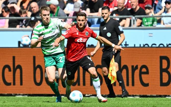 11 05 2025 Soccer Season 2024 2025 2 Soccer Bundesliga 33 Matchday Hannover 96 SpVgg Greuther Fürth Kleeblatt Sportfoto Zink xwoxzix DFL regulations prohibit any use of photographs as image sequences and or quasi video only for editorial use Gian Luca Gian Luca Itter 27, SpVgg Greuther Fürth Enzo Leopold 8, Hannover 96 H96