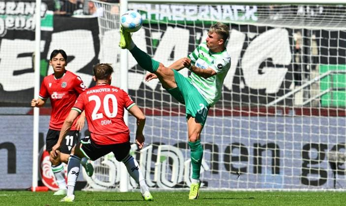 11 05 2025 Soccer Season 2024 2025 2 Soccer Bundesliga 33 Matchday Hannover 96 SpVgg Greuther Fürth Kleeblatt Sportfoto Zink xwoxzix DFL regulations prohibit any use of photographs as image sequences and or quasi video only for editorial use Jannik Dehm 20, Hannover 96 H96 Felix Klaus 30, SpVgg Greuther Fürth