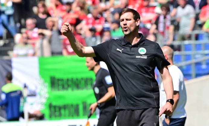 11 05 2025 Soccer Season 2024 2025 2 Soccer Bundesliga 33 Matchday Hannover 96 SpVgg Greuther Fürth Kleeblatt Sportfoto Zink MeZi xmexzix DFL regulations prohibit any use of photographs as image sequences and or quasi video only for editorial use Thomas Kleine Trainer SpVgg Greuther Fürth