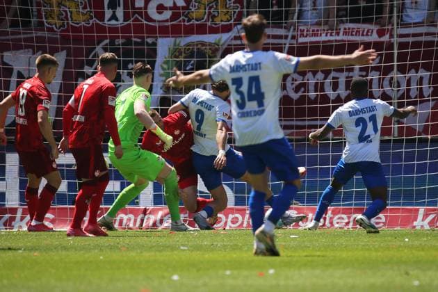 11 05 2025, xmohx, Soccer 2 Bundesliga, 1 FC Kaiserslautern SV Darmstadt 98 v l Scene before the supposed goal for 1 2 Offside Julian Krahl 1 FC Kaiserslautern Frasier Hornby SV Darmstadt 98 duel, action, action, battle for the ball DFL DFB REGULATIONS PROHIBIT ANY USE OF PHOTOGRAPHS as IMAGE SEQUENCES and or QUASI VIDEO Kaiserslautern