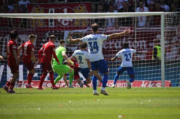 11 05 2025, xmohx, Soccer 2 Bundesliga, 1 FC Kaiserslautern SV Darmstadt 98 v l Scene before the supposed goal for 1 2 Offside Julian Krahl 1 FC Kaiserslautern Frasier Hornby SV Darmstadt 98 duel, action, action, battle for the ball DFL DFB REGULATIONS PROHIBIT ANY USE OF PHOTOGRAPHS as IMAGE SEQUENCES and or QUASI VIDEO Kaiserslautern