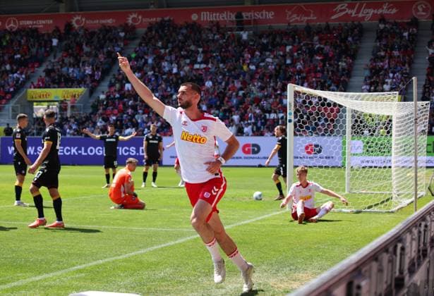 Goal celebration Rasim Bulic SSV Jahn Regensburg, 5 GER, SSV Jahn Regensburg vs Karlsruher SC, Football, 2 Bundesliga, Season 2024 2025, 33 Matchday, ,11 05 2025 DFB DFL regulations prohibit any use of photographs as image sequences and or quasi video GER, SSV Jahn Regensburg vs Karlsruher SC, Football, 2 Bundesliga, Season 2024 2025, 33 Matchday, 11 05 2025 Regensburg Copyright: xEibner-Pressefoto Grafx EP_AGF