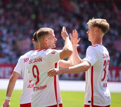 Goal celebration, Leopold Wurm SSV Jahn Regensburg, 37 ,Eric Hottmann SSV Jahn Regensburg, 9 , Noah Ganaus SSV Jahn Regensburg, 20 GER, SSV Jahn Regensburg vs Karlsruher SC, Football, 2 Bundesliga, Season 2024 2025, Matchday 33, ,11 05 2025 DFB DFL regulations prohibit any use of photographs as image sequences and or quasi video GER, SSV Jahn Regensburg vs Karlsruher SC, Fußball, 2 Bundesliga, Saison 2024 2025, 33 Spieltag, 11 05 2025 Regensburg Copyright: xEibner-Pressefoto Grafx EP_AGF